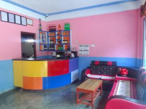 un bar colorato in una stanza con tavolo e sedie di Hotel Darsan and Lodge Taplejung a Tāplejung