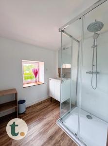 Bilik mandi di Tranquiloue - Gîte SPA Milena - 5min du PuyduFou +27 gambar