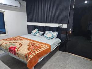 Gallery image of Midnight Black By BnBGuys in Orchha