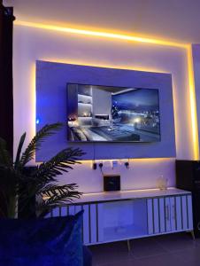 TV a/nebo společenská místnost v ubytování ZenDen Escape 2Br Exec