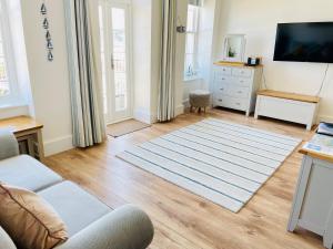 Televisyen dan/atau pusat hiburan di Beachfront with balcony 1st Floor apartment "The Beaches"