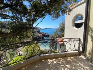 un balcone con vista sull'oceano di Apart Yukka first line a Utjeha