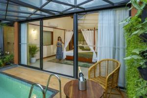 Crystal Kuruva Nature Resort & Spa内部或周边的泳池