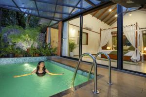 Crystal Kuruva Nature Resort & Spa内部或周边的泳池