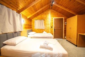 Postel nebo postele na pokoji v ubytování Lodges Shen Nikolla