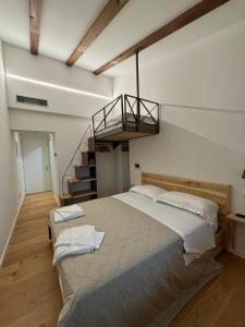 ein Schlafzimmer mit einem großen Bett und einer Treppe in der Unterkunft La planina in Prepotto