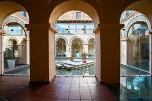 Habitación grande con fuente en un edificio en Hotel Valle del Ambroz, en Hervás