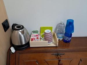Příslušenství pro přípravu čaje a kávy v ubytování B&B DA ROBERTINO
