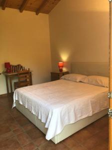 a bedroom with a bed and a table and a chair at Casa Rosetta in Postuman +22 photos