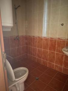 ein Badezimmer mit Toilette und Waschbecken in der Unterkunft Spacious Family Fully Furnished 2 Rooms Apartment in Kavarna Apart Hotel in Kawarna