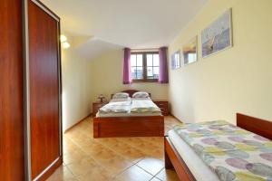 Voodi või voodid majutusasutuse Domek FALEZA Achkaszuby toas