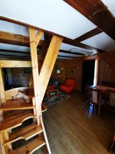 ZaovineVikendica NEVEN的小屋内的一个房间,设有木楼梯