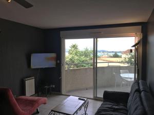 Μια τηλεόραση ή/και κέντρο ψυχαγωγίας στο Appartement T3 avec 2 chambres et grand balcon