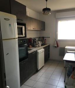 Η κουζίνα ή μικρή κουζίνα στο Appartement T3 avec 2 chambres et grand balcon