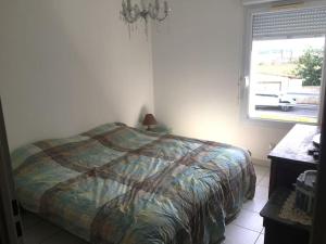 Ένα ή περισσότερα κρεβάτια σε δωμάτιο στο Appartement T3 avec 2 chambres et grand balcon