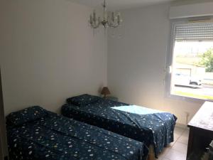 Ένα ή περισσότερα κρεβάτια σε δωμάτιο στο Appartement T3 avec 2 chambres et grand balcon