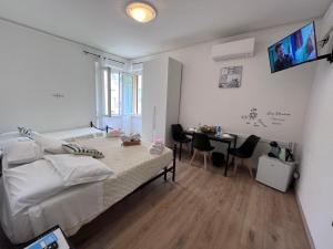TV a/nebo společenská místnost v ubytování Affittacamere Il Veliero