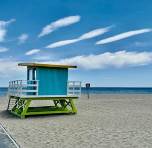 a blue and green lifeguard shack on the beach at Agréable maison avec terrasse et piscine collective -6PQ32 in Le Barcarès