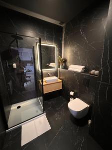 a bathroom with a shower and a toilet and a sink at Horizon Park Lux Boszkowo in Boszkowo-Letnisko