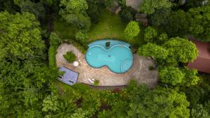 Crystal Kuruva Nature Resort & Spa内部或周边的泳池