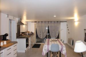 EscampsにあるLe Petit Bonheurのキッチン(ピンクのテーブルクロス付きのテーブル付) +6枚の写真