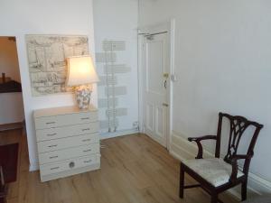 Φωτογραφία από το άλμπουμ του Sea view flat opposite port with parking σε Kent