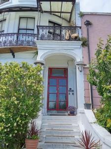 Η πρόσοψη ή η είσοδος του Sea view flat opposite port with parking