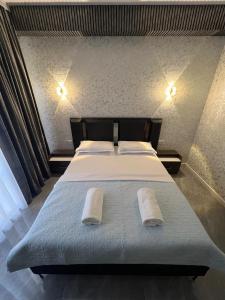 una camera da letto con un letto con due asciugamani sopra di KERUEN SARAY APARTMENTs 20-1 a Türkistan