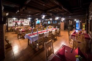 een bovenaanzicht van een restaurant met tafels en stoelen bij Hotel in restavracija Pod Roglo in Zreče