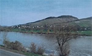 a view of a body of water with a mountain at Ferienhaus zur Moselfähre in Kröv