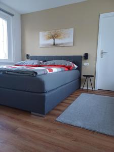 Postel nebo postele na pokoji v ubytování Ruhige Stadtwohnung, 107 m2