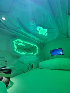 Postel nebo postele na pokoji v ubytování Hotel Galaxy Pod + 34 fotografií