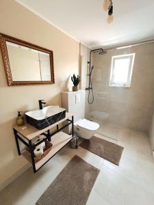 Ένα μπάνιο στο Apartman Sonas +11 φωτογραφίες
