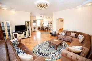 バクーにあるBadamdar Baku Villaのソファとテーブルのあるリビングルーム