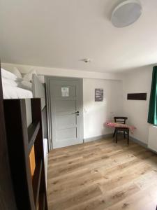 Hostel Balingen客房内的一张或多张床位