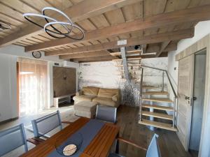 a living room with a couch and a table at Ábrahámhegyi Nyaralóház in Ábrahámhegy