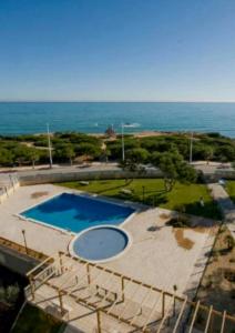 una piscina con el océano al fondo en Alcossebre village 2, en Alcossebre