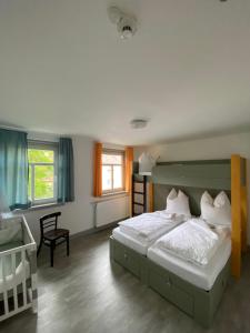 巴林根Hostel Balingen的带床和婴儿床的卧室