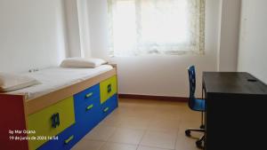 Un dormitorio con una cama, un escritorio y una mesa. en Alcossebre village 2, en Alcossebre