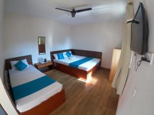 Hotel Dolly في بوخارا: غرفة بسريرين وتلفزيون فيها