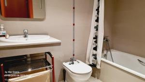 Un baño con lavabo, inodoro y bañera. en Alcossebre village 2, en Alcossebre
