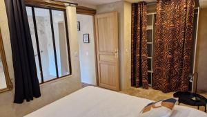 Postel nebo postele na pokoji v ubytování Le Mas du Rochet - Gîte à la campagne avec spa privé - 2 à 4 pers