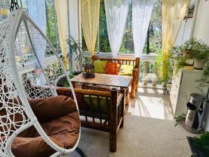 a room with a hammock and a table and chairs at Karakum Villa in Ureki