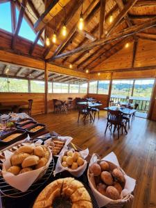 a table filled with lots of different types of bread at Hospedagem Cabanas do Lago Urubici in Urubici