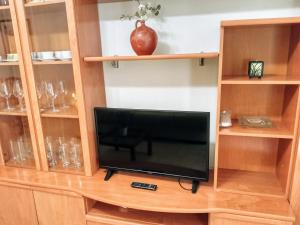 Μια τηλεόραση ή/και κέντρο ψυχαγωγίας στο Apartamento playa de Canet WIFI