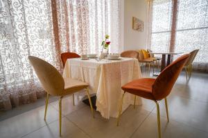 a dining room with a table with chairs and a vase of flowers at Emaar Legend in Mecca