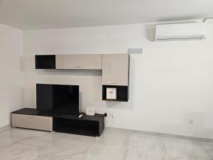 Μια τηλεόραση ή/και κέντρο ψυχαγωγίας στο Seaberry Park, Block A, Apartment 107, Triq it-Tamar, St Paul's Bay