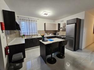 Η κουζίνα ή μικρή κουζίνα στο Seaberry Park, Block A, Apartment 107, Triq it-Tamar, St Paul's Bay