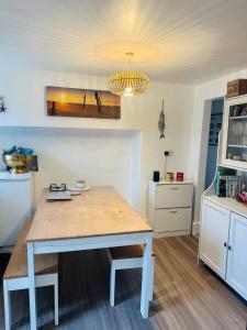 eine Küche mit einem Holztisch in einem Zimmer in der Unterkunft Detached cottage near to Abersoch in Abersoch