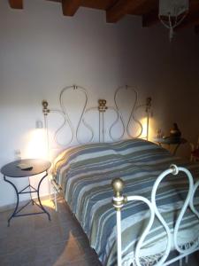 una camera da letto con un letto con una lampada e un tavolo di Casablu a Stavrokhórion